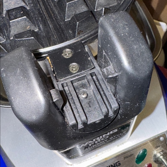 Waring Professional Restaurant WMK300 Belgian Waffle Maker, Brushed Stainless - Picture 16 of 17